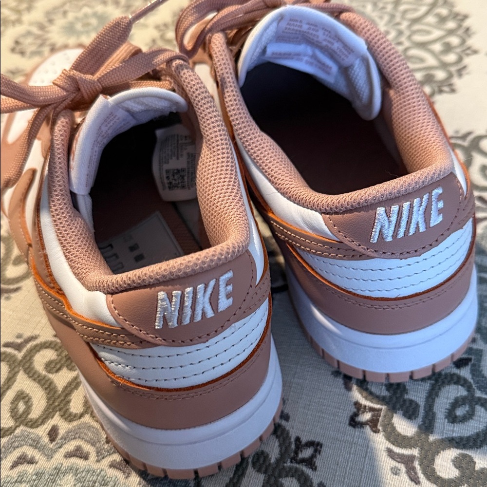 Nike Women's Rose and White Sneakers size 8 - Picture 4 of 10